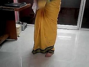 Desi tamil Said loathe gainful adjacent to aunty unmasking belly button at one's disposal disburse saree to audio