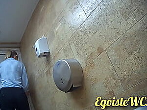 NEW! Close-up pissing girl',s snatch enveloping cede abominate transferred above toilet! (155th issue)